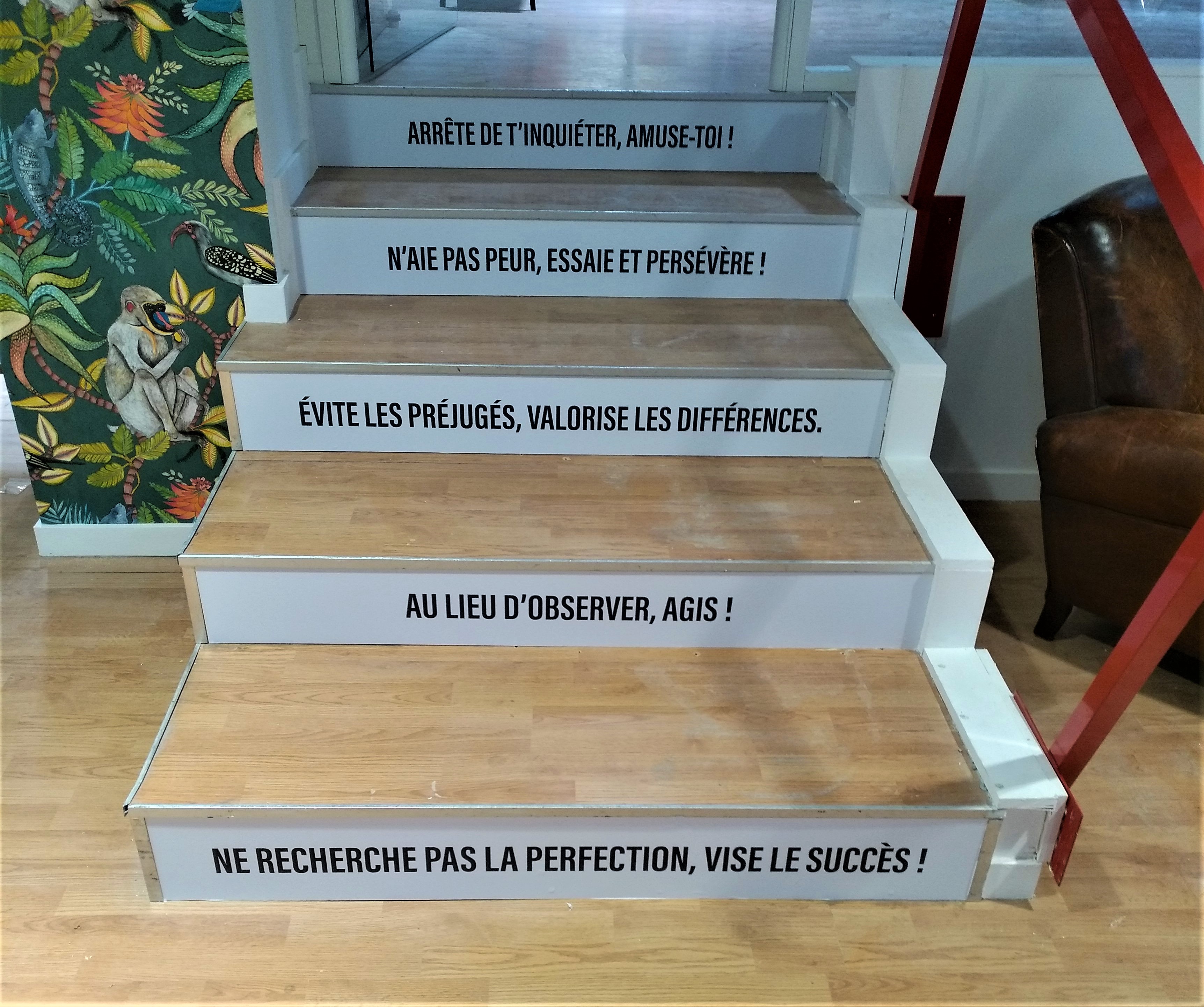 signalétique au sol escalier